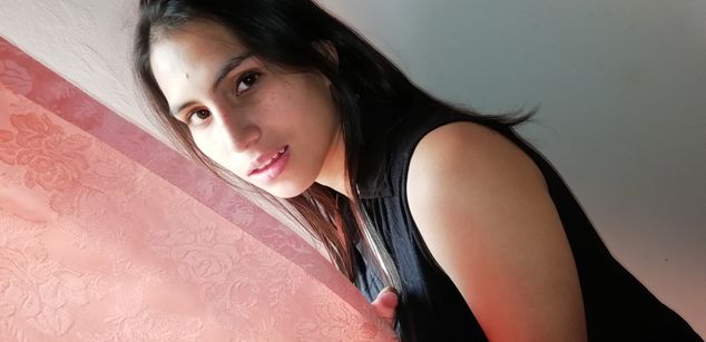 Model - alexxa cam milk