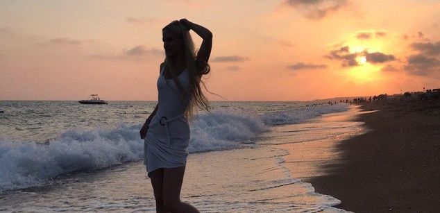 Model - AppleBrandy heels