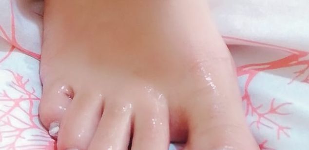 Model - Aarina Flowers feet