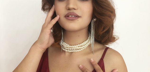 Model - Juliette Pierre redhead