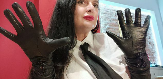 Model - Dominatrix Dinah beautiful