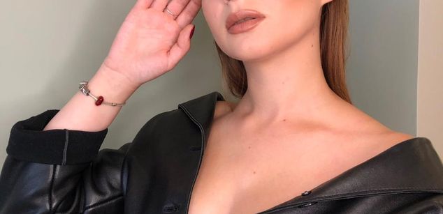 Model - KiraGold feet