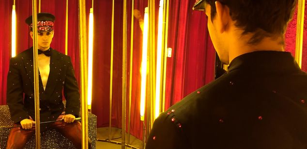 Model - aronpeirce latino