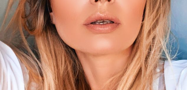 Model - Viola hotmilt