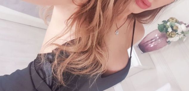 Model - IvyFerin brunette