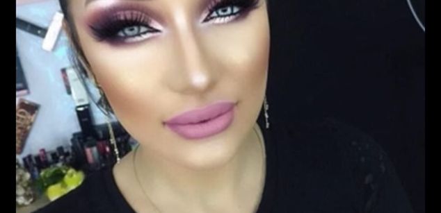 Model - AletaO stockings