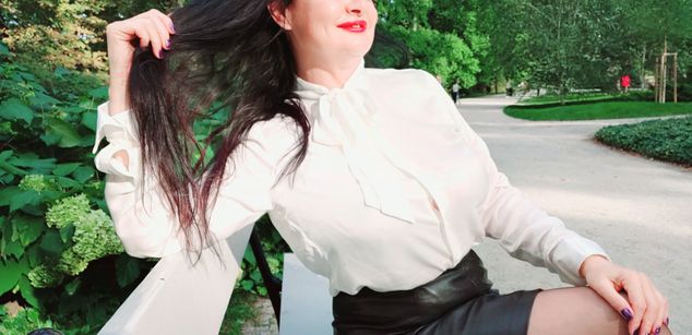 Model - Dominatrix Dinah beautiful