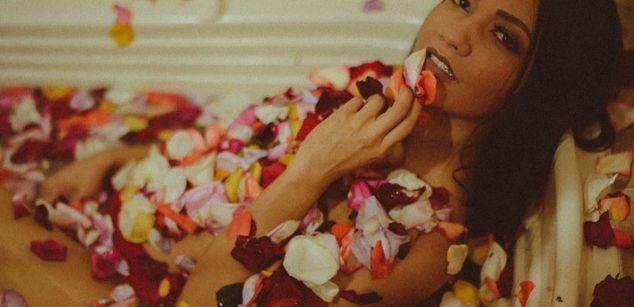 Model - Lupe Risse Hot