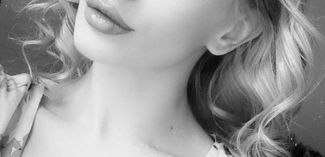 Model - JolieKitty footfetish