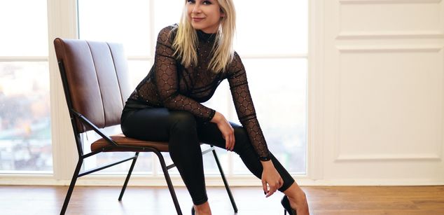 Model - AppleBrandy heels