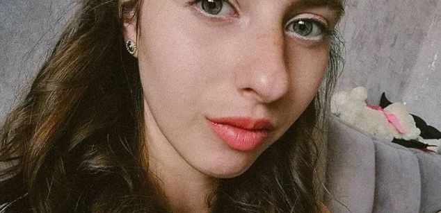 Model - Roxy fingering