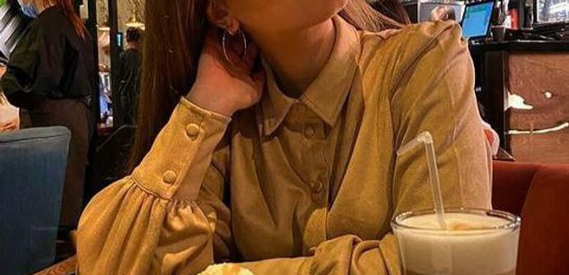 Model - Seyli_li hug