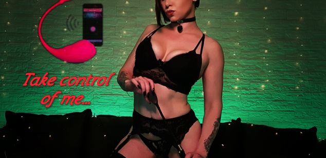 Model - AnnaLu strapon