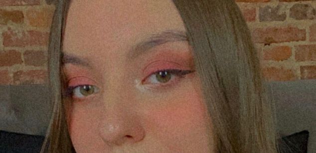 Model - Charlotta Apple girl