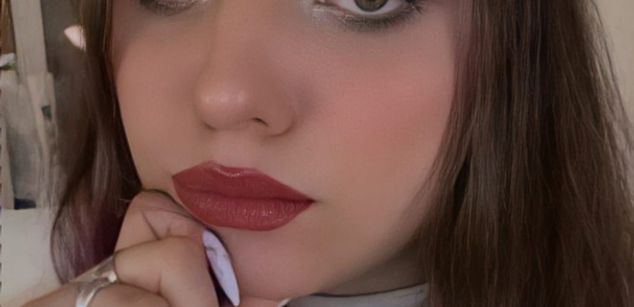 Model - Charlotta Apple girl