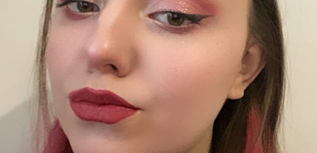 Model - Charlotta Apple girl