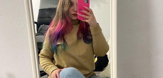 Model - Charlotta Apple girl