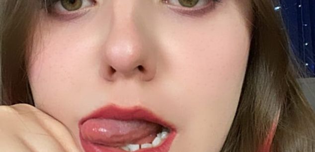 Model - Charlotta Apple girl