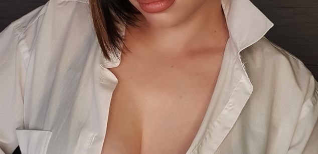 Model - AnnaLu strapon