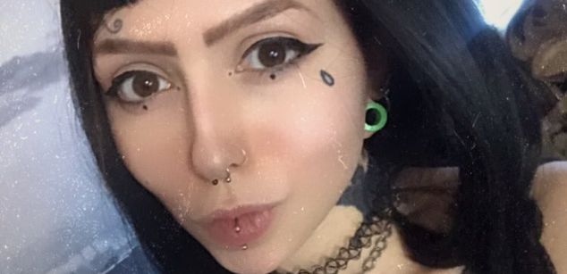 Model - ClitBait Housewife