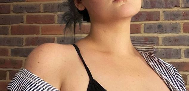 Model - Lea Teras spank