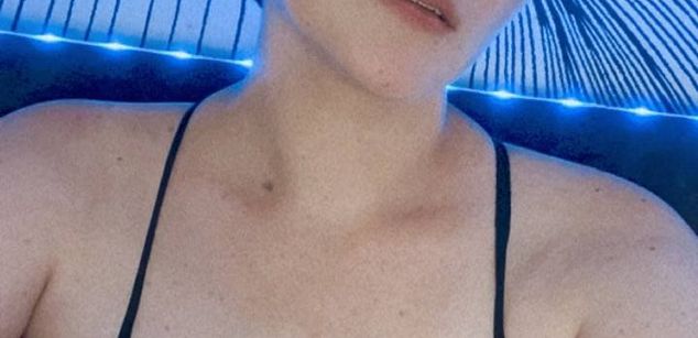 Model - Lea Teras spank