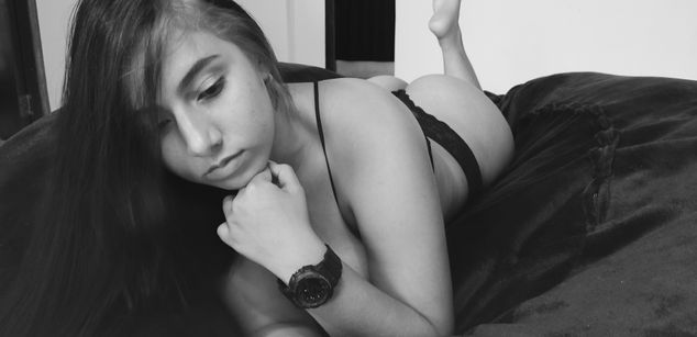 Model - LAURHENPARQUER feetjob