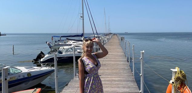 Model - PregnantBelly lips