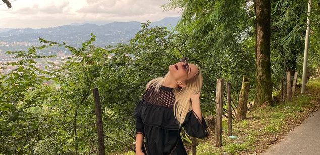 Model - AppleBrandy heels