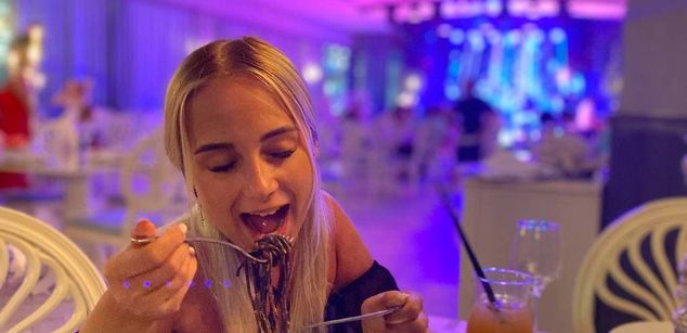 Model - AppleBrandy heels