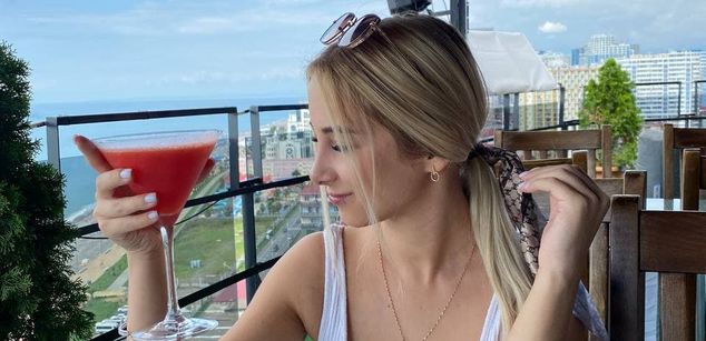 Model - AppleBrandy heels