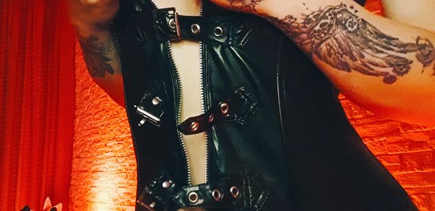 Model - AnnaLu strapon