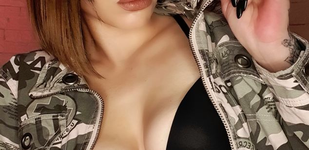 Model - AnnaLu strapon