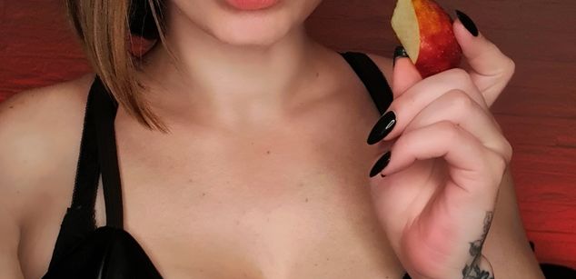 Model - AnnaLu strapon