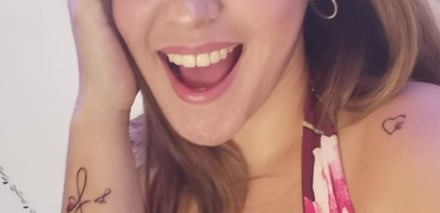 Model - carol masturbate