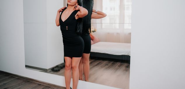 Model - MiraLocks brunette