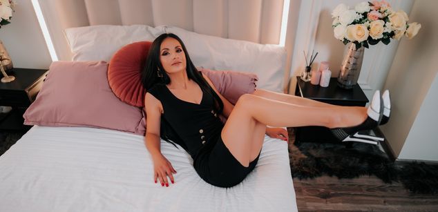 Model - MiraLocks brunette