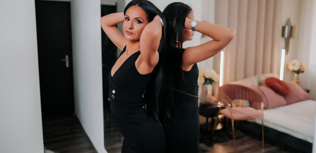 Model - MiraLocks brunette