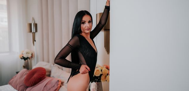 Model - MiraLocks brunette