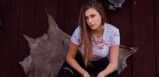 Model - KarenCum bra