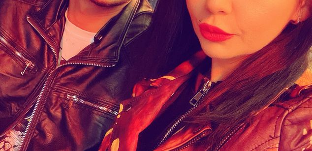 Model - LoryAndre handjob