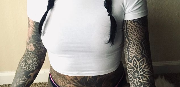 Model - Tattooed Victoria brunette