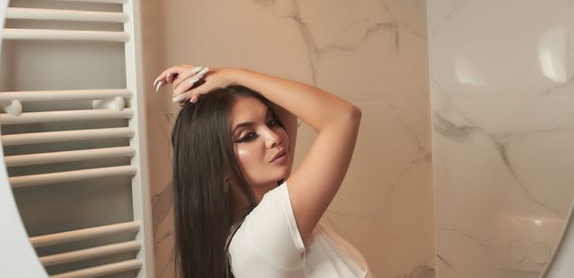 Model - AnaisQuinn shaved