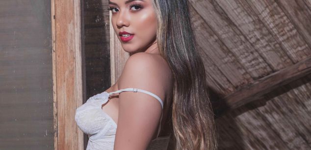 Model - Emily Fox feet