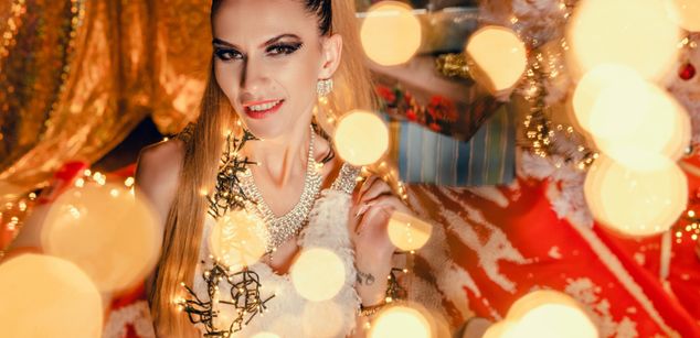 Model - MayaHale mistress