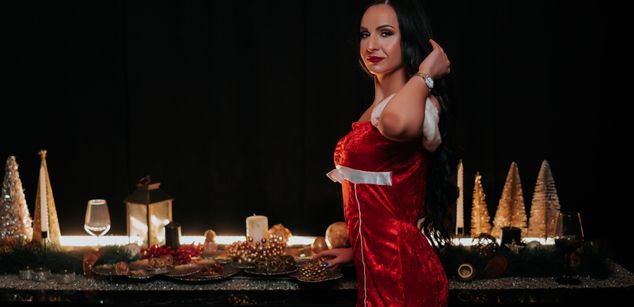 Model - MiraLocks brunette