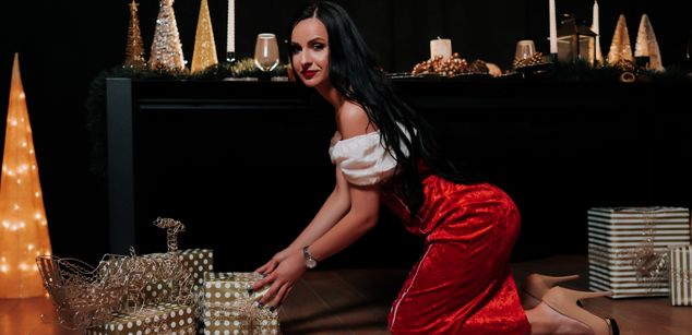 Model - MiraLocks brunette