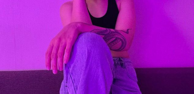 Model - TONNI lesbian