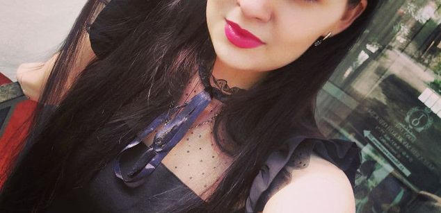 Model - Louisa fingering