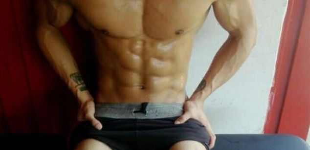 Model - Tomas Miller selfsuck